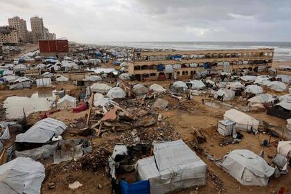 Tiendas de campaña que albergan a familias palestinas desplazadas, instaladas a lo largo de la costa de la ciudad de Gaza, mientras fuertes vientos invernales azotan el enclave palestino