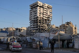 Derrumbe mortal de un edificio señala los peligros que azotan Gaza a casi un año del alto el fuego
