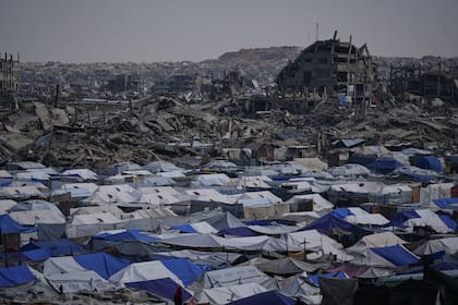 Tiendas que sirven de refugios para palestinos desplazados, entre la devastación causada por las operaciones terrestre y aérea de Israel en la Ciudad de Gaza, el 5 de diciembre de 2025. (AP Foto/Abdel Kareem Hana)