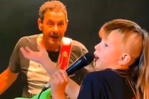 Tiene 10 años, se subió a cantar con Divididos y su performance se volvió viral en las redes