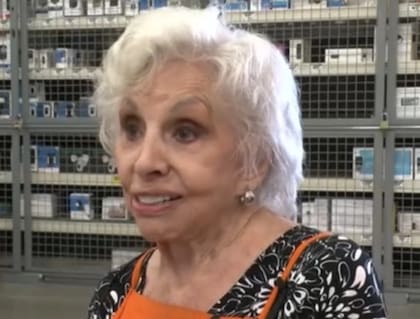 Tiene 101 años y todavía disfruta de atender clientes e interactuar con la gente que acude a la tienda (Foto: YouTube @NEWSCENTERMaine)
