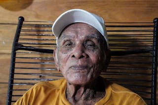 Tiene 119 años, trabajó en bananeras y aún juega al dominó: la vida del costarricense que busca un récord