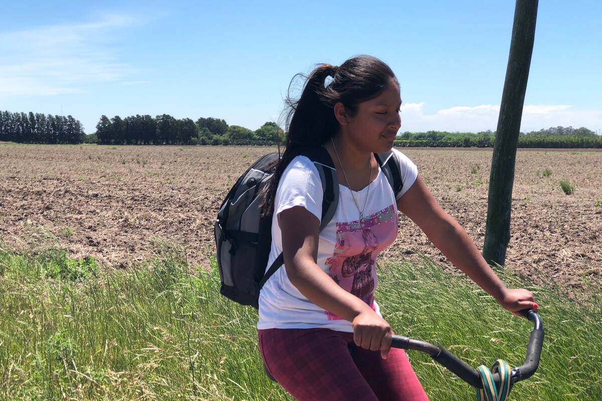 Tiene 17 años y para poder terminar este año la Escuela Técnica 479, todos las mañanas tuvo que recorrer cerca de 10 kilómetros en bici, caminando y en colectivo.