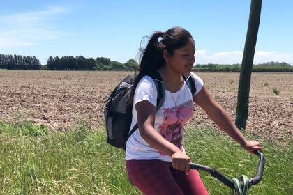 Tiene 17 años y para poder terminar este año la Escuela Técnica 479, todos las mañanas tuvo que recorrer cerca de 10 kilómetros en bici, caminando y en colectivo.