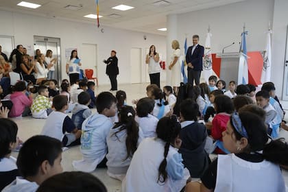Tiene 17 aulas, laboratorios, biblioteca, terrazas verdes y espacios flexibles para aprendizaje colaborativo