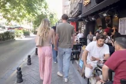 Tiene 29 años y vive en Turquía