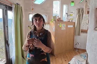 Mariana, 38 años, construyó su casa con parabrisas y barro: “Levantar una tiny house es el acto valiente de simplificar para florecer”