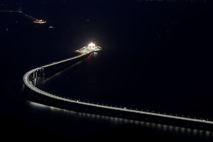 Tiene 55 kilómetros de largo y conectará las ciudades de Hong Kong, Zhuhai y Macao en China.