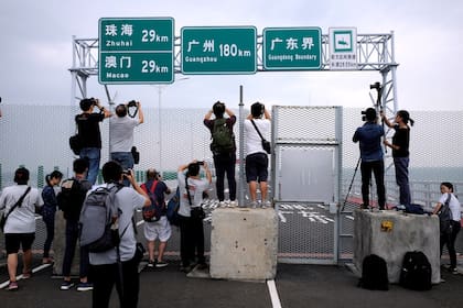 Tiene 55 kilómetros de largo y conectará las ciudades de Hong Kong, Zhuhai y Macao en China.