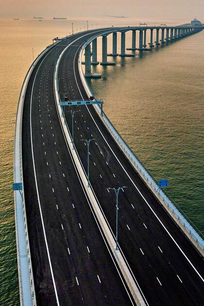 Tiene 55 kilómetros de largo y conectará las ciudades de Hong Kong, Zhuhai y Macao en China.
