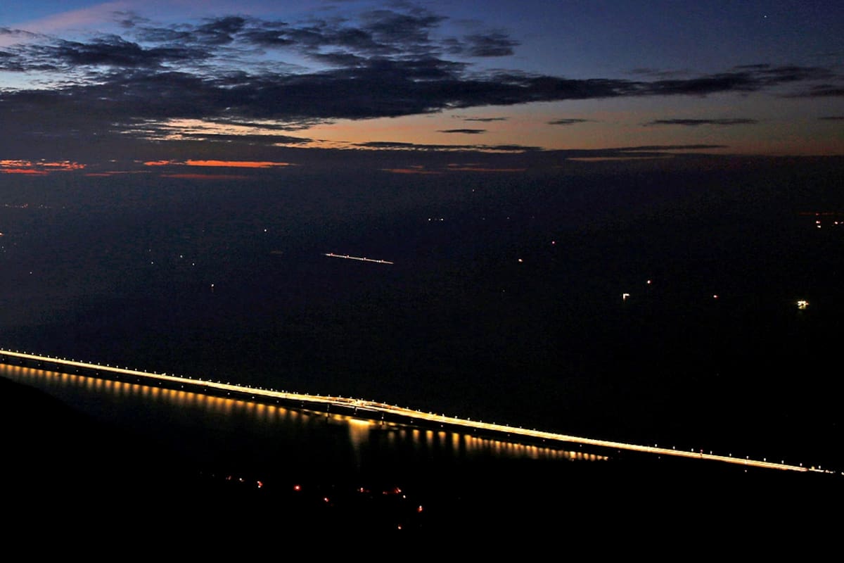 Tiene 55 kilómetros de largo y conectará las ciudades de Hong Kong, Zhuhai y Macao en China.