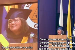 Tiene 60 años, se graduó de la universidad y conmovió en redes