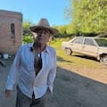 Tiene 67 y vive en soledad en el corazón del monte cordobés: “Hay que aprovechar la tierra para producir alimentos sanos para uno”