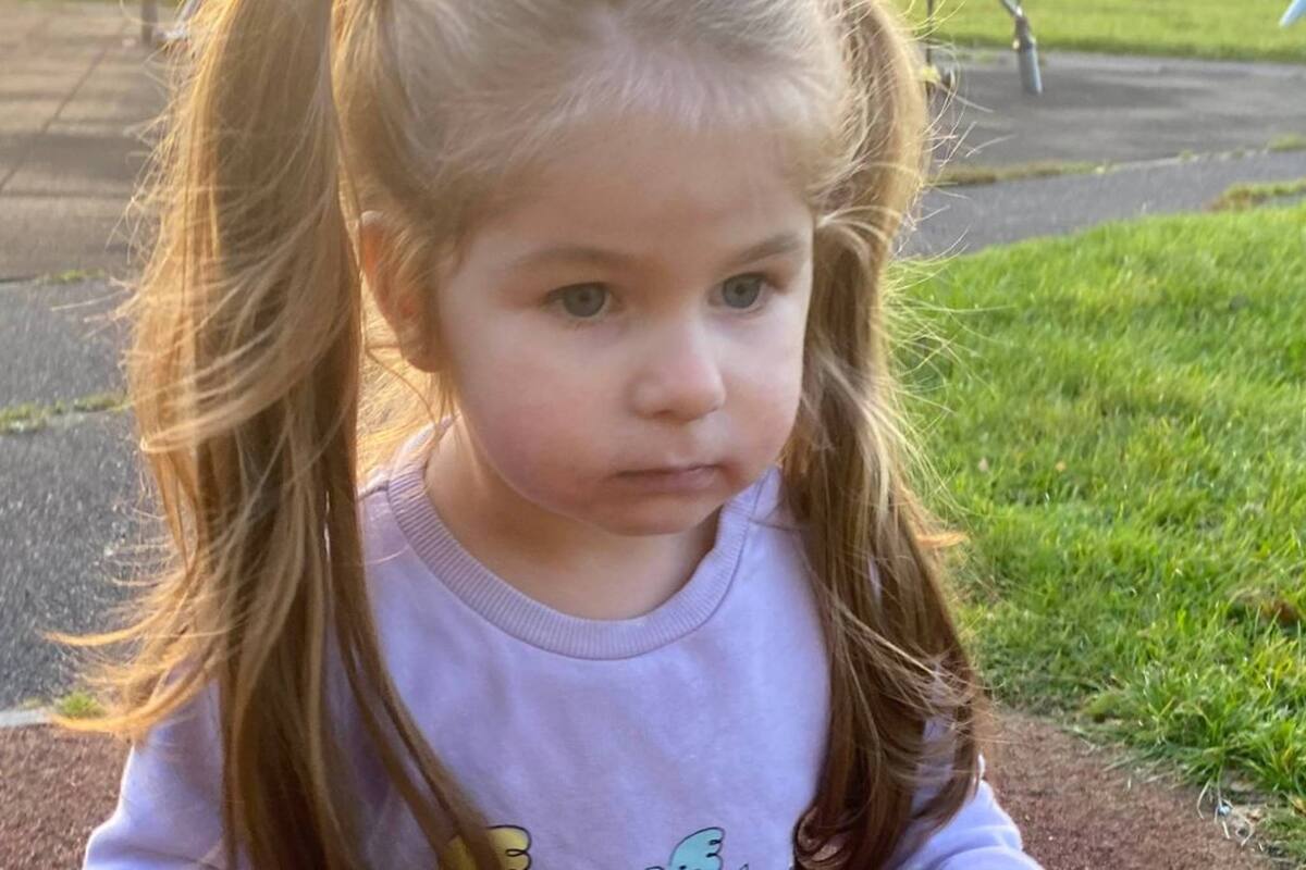 Tiene dos años y el pelo por debajo de la cintura