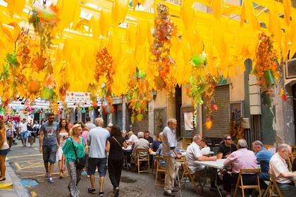 Tiene el encanto de la Barcelona antigua y mucha actividad social