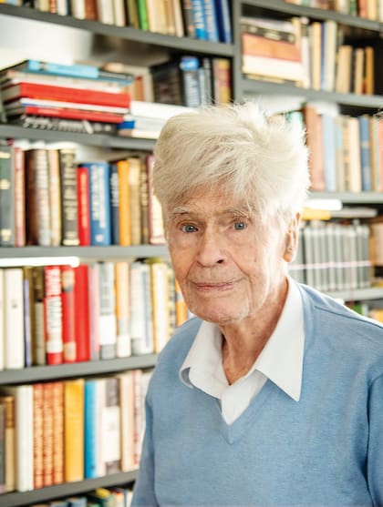 Tiene más de 70 libros editados y centenares de artículos en revistas y publicaciones