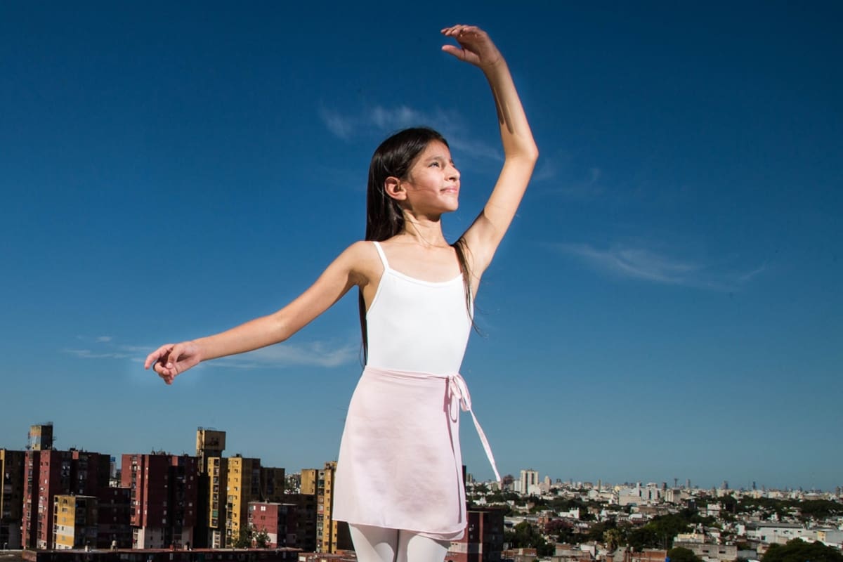 Tiene ocho años y quedó seleccionada entre 200 postulantes para estudiar danzas en el Teatro Colón. Cada mañana se levanta a las cuatro para ir a ensayar y por las tardes va a la escuela en su barrio. Esta es su historia de sacrificio y profunda pasión.