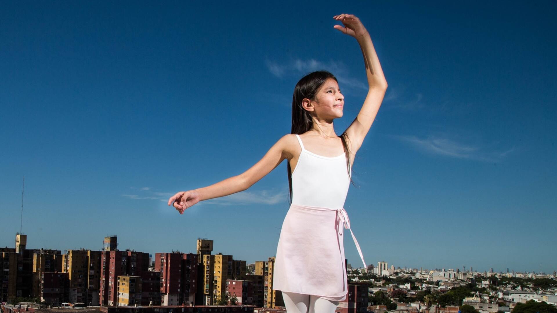 Tiene ocho años y quedó seleccionada entre 200 postulantes para estudiar danzas en el Teatro Colón. Cada mañana se levanta a las cuatro para ir a ensayar y por las tardes va a la escuela en su barrio. Esta es su historia de sacrificio y profunda pasión.