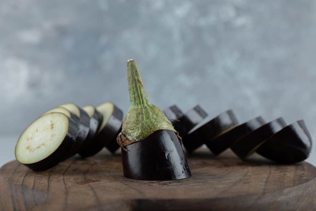 Tiene propiedades diuréticas y antioxidantes que ayudan a eliminar líquidos retenidos