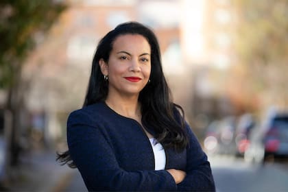 Tiene raíces latinas (colombianas y dominicanas) y sus políticas se centran en el activismo sin fines de lucro