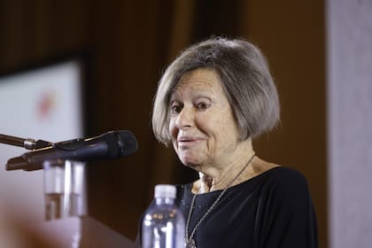 "¿Tiene sentido celebrar esta nueva emisión de la Feria del Libro en un país en el que día a día crecen la pobreza y la indigencia, hay millares de despidos sin fundamento, la salud y la educación pública están en emergencia y nuestras universidades son desfinanciadas?", se preguntó la escritora, crítica de la nueva gestión de gobierno