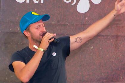 Tiene tatuado God is Love.