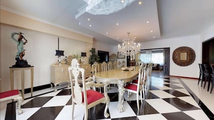Tiene un comedor independiente con mesa para 12 personas