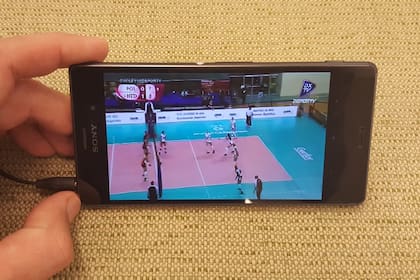 Tiene un sintonizador de TV digital, que funciona con auriculares convencionales