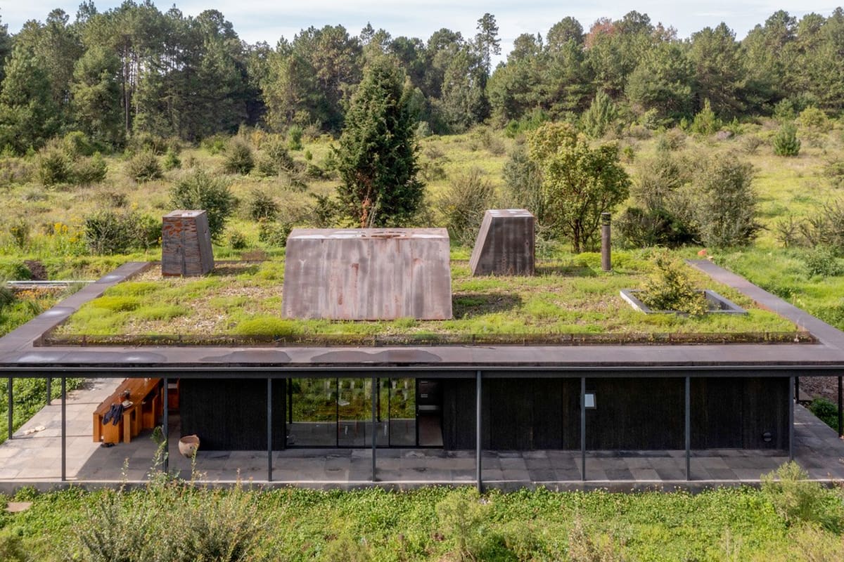 Tiene un sistema con cinco depósitos de agua de lluvia para diferentes usos