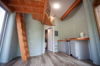 Tiene una cocina de planta abierta, una sala y un cuarto de ducha