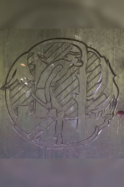Tiene una imagen de un leñador tallada en la puerta principal