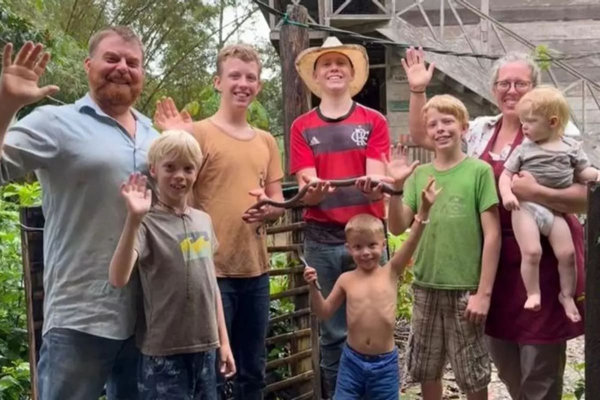 Tienen seis hijos y viven en la selva: “Los más pequeños aprenden en casa, preparan la tierra y cuidan a los animales”