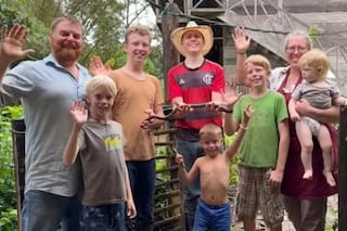Tienen seis hijos y viven en la selva: “Los más pequeños aprenden en casa, preparan la tierra y cuidan a los animales”