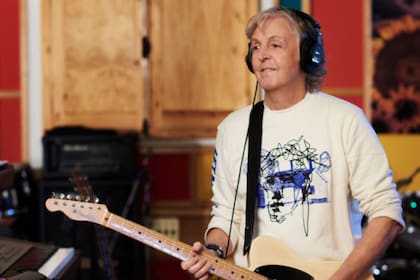 “Tienen sus raíces en el blues. Cuando escriben cosas, tiene que ver con el blues. Mientras que nosotros teníamos un poco más de influencias“, dijo McCartney sobre los Rolling Stones