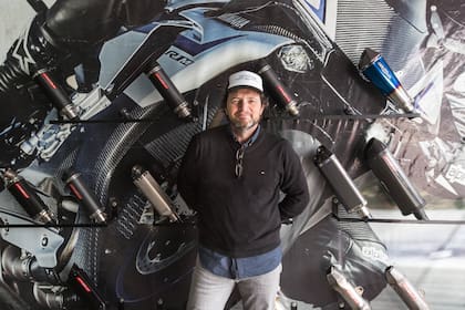 Tienen una pyme con 15 empleados e importan escapes de motos. También tienen su propia línea motoquera.