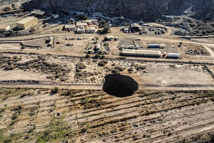 Vista aérea tomada el 1 de agosto de 2022 que muestra un gran sumidero que apareció durante el fin de semana cerca del pueblo minero de Tierra Amarilla, provincia de Copiapó, en el desierto de Atacama en Chile. (Foto de Johan GODOY / AFP)