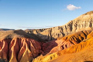 Tierra de Colores, Santa Cruz, es un breve sector muy próximo a la RN 40, cerca de la Cueva de las Manos, para asombrarse con los tonos fucsia y amarillo del terreno.