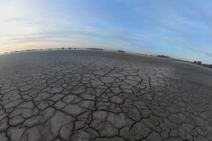 Tierra partida, una imagen de la laguna de Bragado