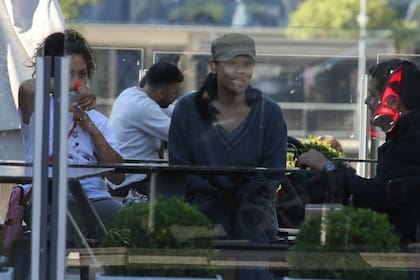 Tiffany Chen y la pequeña Helen Grace, de 11 años, en un local de comidas rápidas de Puerto Madero