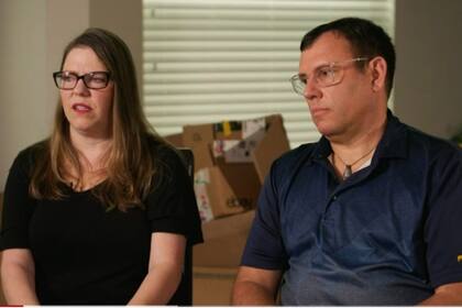 Tiffieny y Kelly McKee, padres de una adolescente transgénero en Florida que tomaron la decisión de abandonar el estado por la incomodidad de su hija