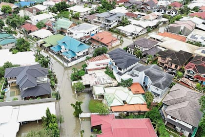 Tifón deja al menos dos muertos en Filipinas, atrapa a personas en tejados e inunda autos
