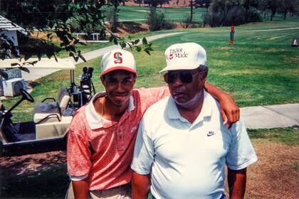 Tiger Woods junto a su padre al comienzo de su carrera