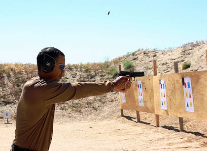 Tiger dispara en una ronda con una pistola durante un entrenamiento en un campo de tiro a las afueras de San Diego. Instructores de los Navy SEAL asignados al Centro Naval de Guerra Especial en Coronado le enseñaron al golfista habilidades básicas de puntería