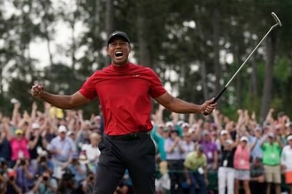 Tiger explota en Augusta: su 15° Major es una realidad