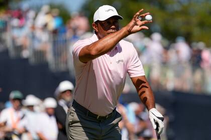 Tiger Woods atrapa la pelota en el hoyo nueve durante una ronda de práctica en Pinehurst antes del U.S. Open el martes 11 de junio del 2024. (AP Foto/George Walker IV)
