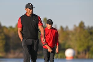 Tiger Woods con su hijo Charlie, en el hoyo 18 del PNC Championship en el Ritz-Carlton Golf Club