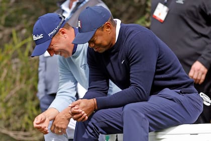 Tiger Woods, (derecha) bromea con Justin Thomas mientras ambos esperan la salida hacia el cuarto hoyo de la segunda ronda del Genesis Invitational, el jueves 16 de febrero de 2023, cerca de Los Ángeles (AP Foto/Ryan Kang)