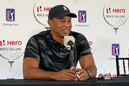 Tiger Woods durante su primera conferencia de prensa desde el accidente vehicular ocurrido el pasado febrero, durante el torneo Hero World Challeng en Nassau, Bahamas, el martes 30 de noviembre de 2021. (AP Foto/Doug Ferguson)
