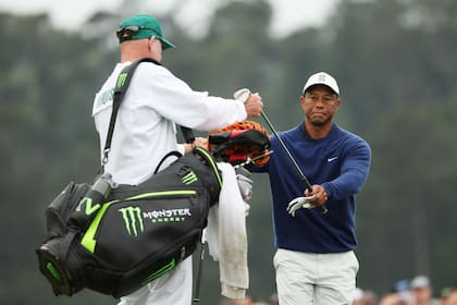 Tiger Woods, en sintonía con el caddie Joe LaCava rumbo al green del 18, durante la ronda de práctica del lunes