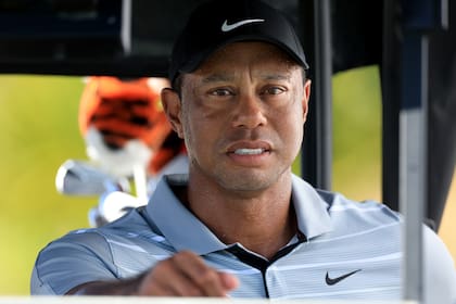 Tiger Woods, en su carrito de golf, durante una práctica con miras al Hero World Challenge, en el campo de Albany, en Nassau, donde competirá desde este jueves